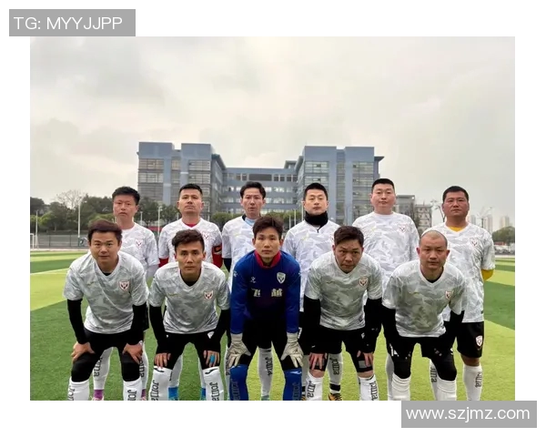 足球场上的巨星风采展现踢球动作与激情引领全球球迷热潮 足球场上的巨星风采展现踢球动作与激情引领全球球迷热潮